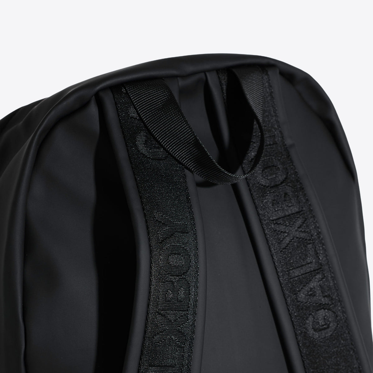 ESSENTIAL BACKPACK